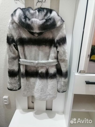 Шубка с капюшоном и поясом. 48 - 50 р