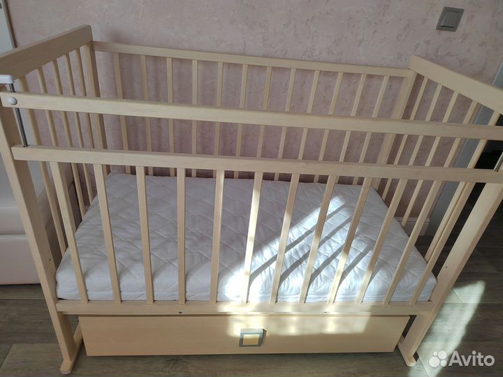 Детская кроватка с маятником и ящиком
