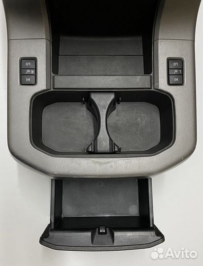 Подлокотник второго ряда сидений Toyota Sequoia