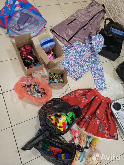 Отдам вещи на девочку и игрушки