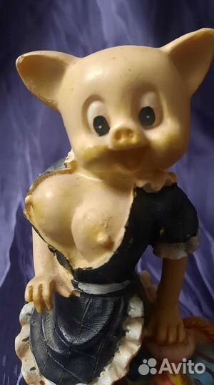 Статуэтка свинка-секси. Высота 17см