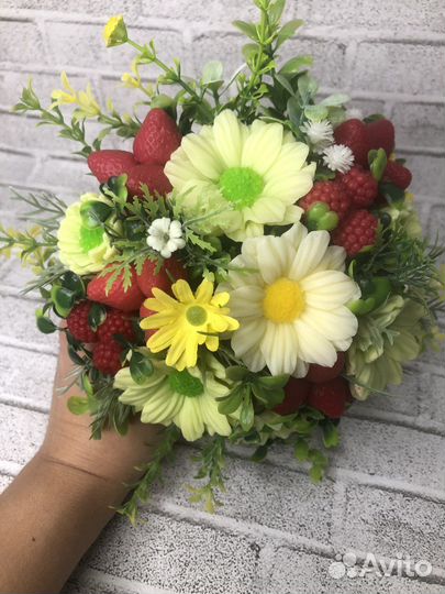 Букетик ромашек с ягодками