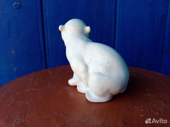 Фарфоровая статуэтка 