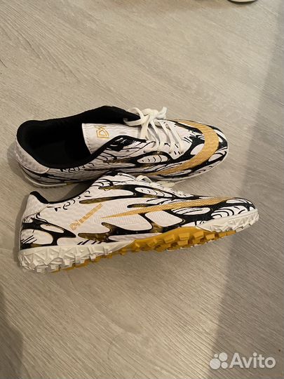 Футбольные кроссовки