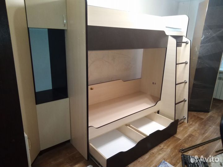 Кровать двухьярусная