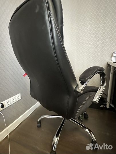Компьютерное офисное кресло руководителя