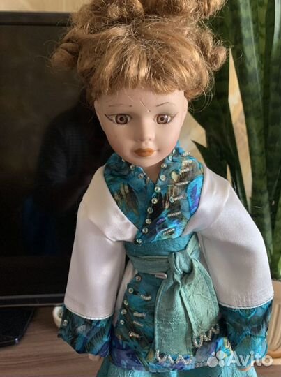 Кукла фарфоровая