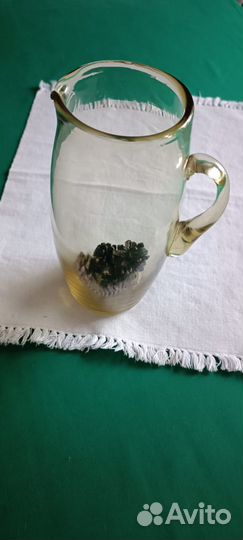 Кувшины прозрачное стекло жёлтое и белое