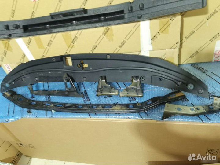 Накладка замка капота Toyota Land Cruiser 200