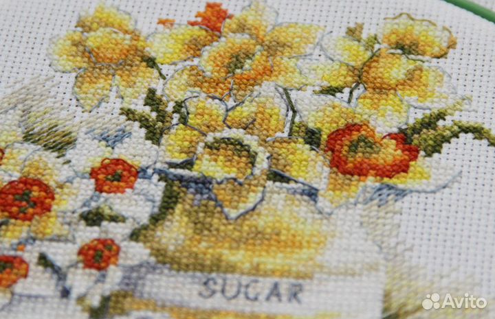 Вышитая картина Нарциссы в вазе