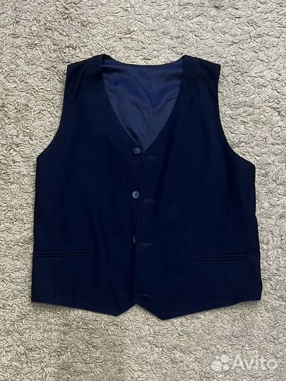 Рубашка, жилет, кроссовки