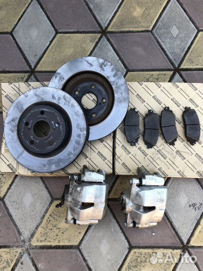 Комплект передних тормозов Toyota RAV4 V (XA50)