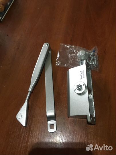 Дверная ручка, доводчик и дверь деревянная бу