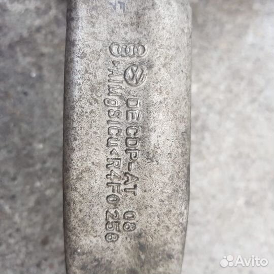 Передний поворотный кулак левый Audi A6C6 4