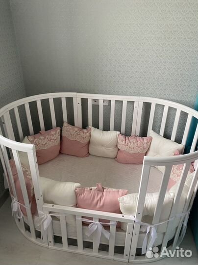 Детская кроватка с маятником белая