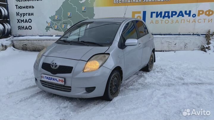 Замок двери задней левой Toyota Yaris (XP90) 69060