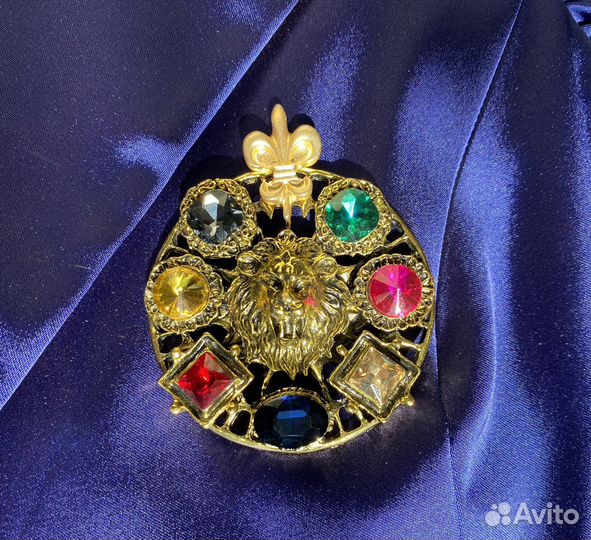 Брошь в форме льва