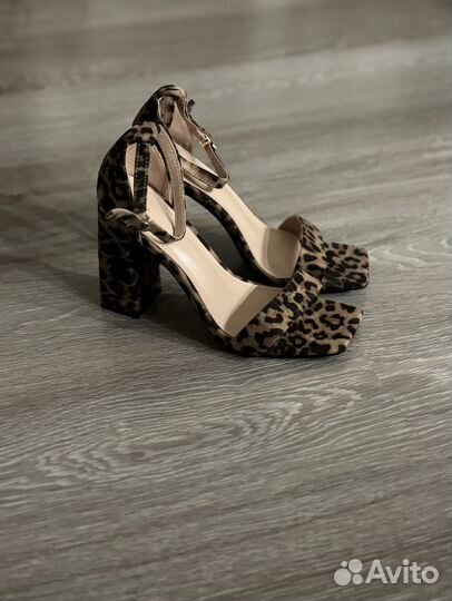 Босоножки новые 39 размер