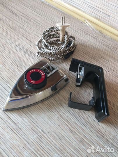 Утюг малогабаритный с терморегулятором.Новый.ссср