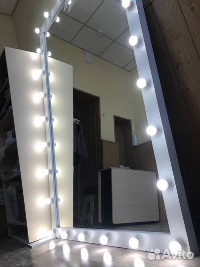 Гримерное зеркало с лампочками