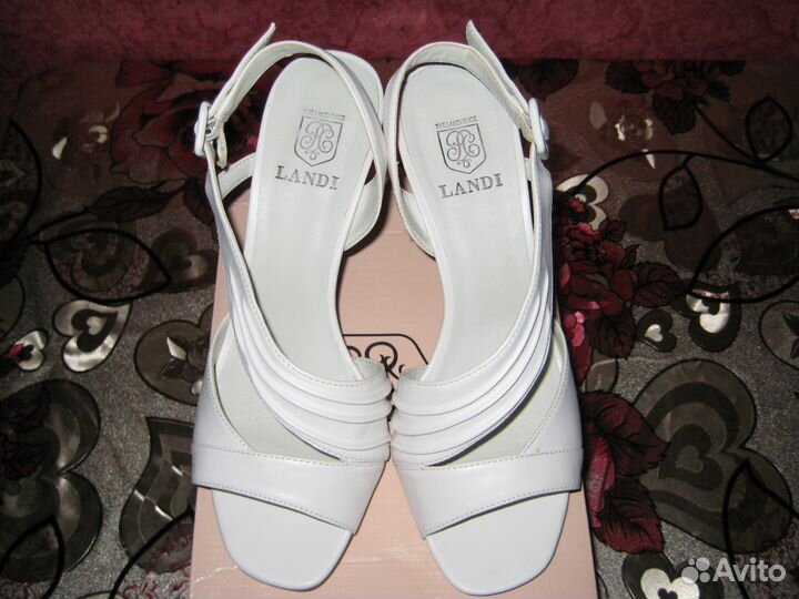 Босоножки белые