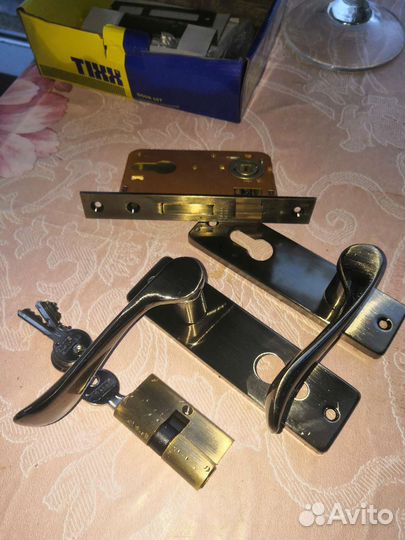 Замок для межкомнатных дверей врезной