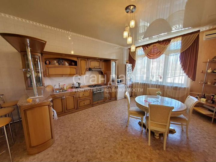 Дом 400 м² на участке 10 сот.