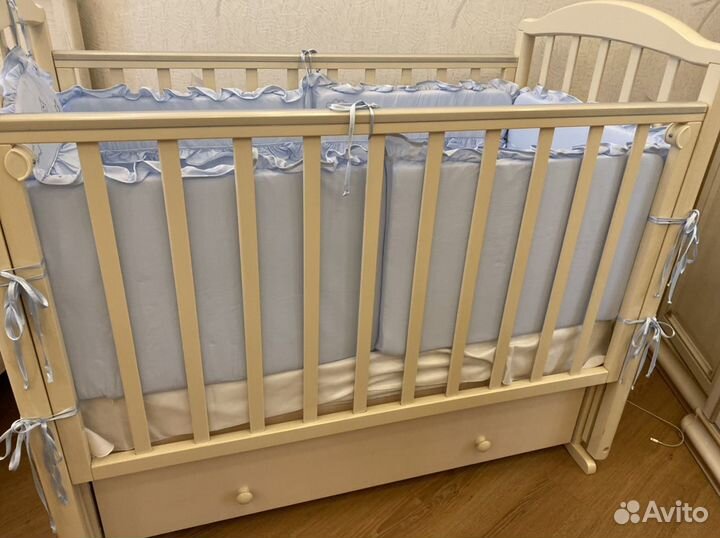 Комплект в детскую кроватку(бортики,пастельное бел