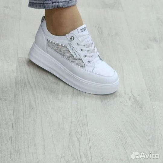 Кроссовки женские