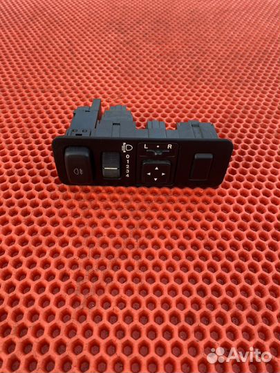 Блок управления зеркалами Mitsubishi Carisma