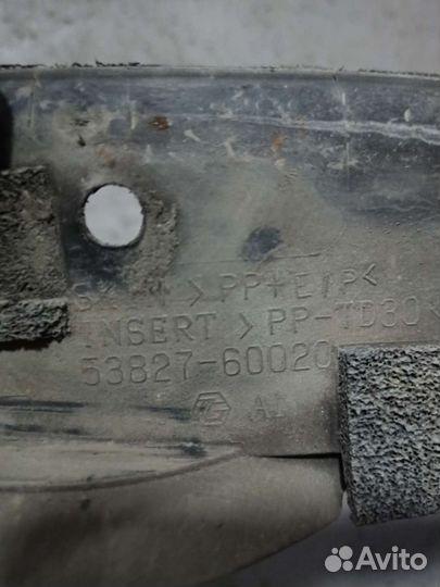 Пыльник крыла правый передний Toyota Land Cruiser