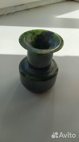 Ваза нефритовая