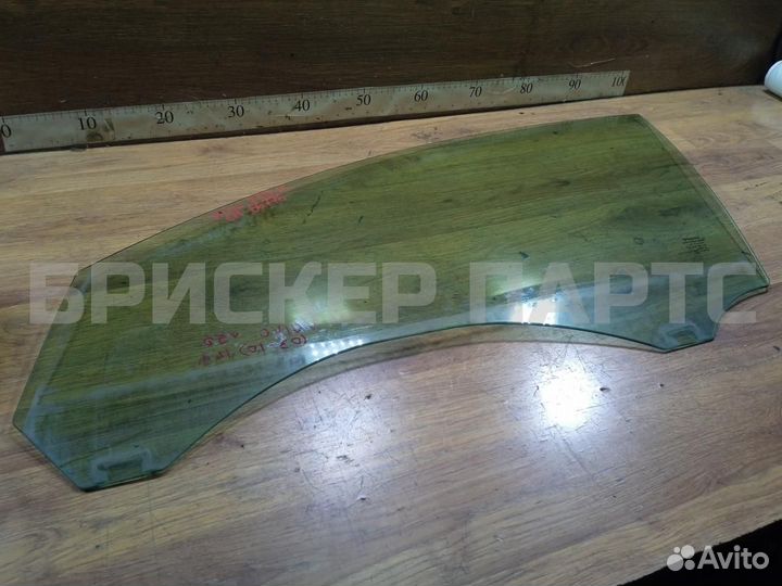 Стекло двери передней Вольво V50