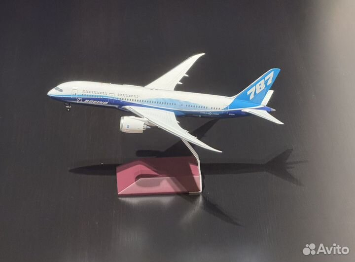 Модель самолёта B787-8 Dreamliner 1:200 металл