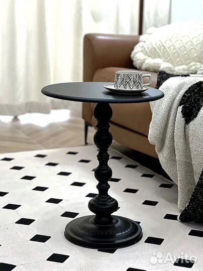 Придиванный журнальный столик