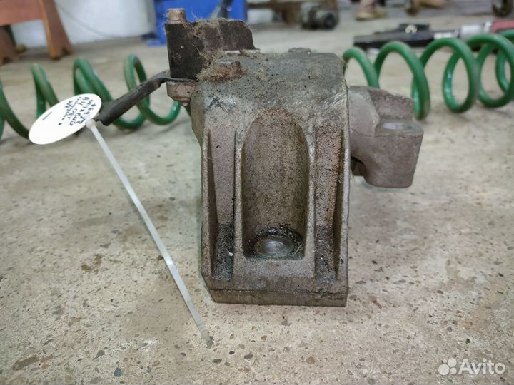 Подушка двс Skoda Octavia A4 Tour