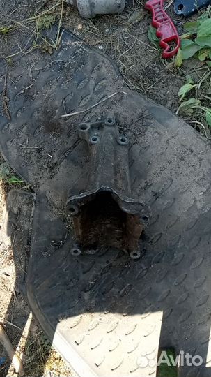 Кронштейн двигателя задний Passat B3 B4