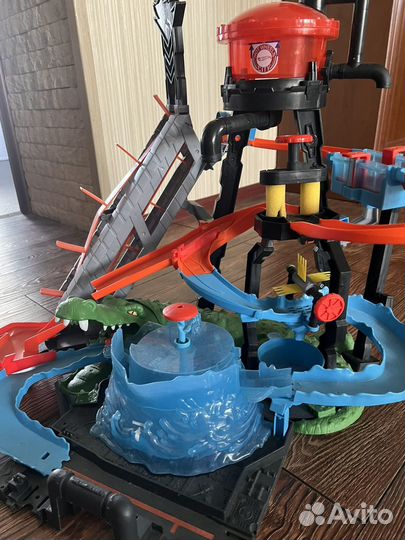 Hot wheels трек с крокодилом