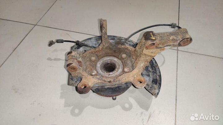 Кулак передний левый Nissan Qashqai+2 рест. 2010