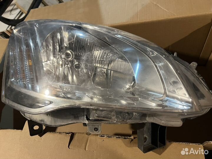 Фара левая и правая Peugeot-Citroen 9806306580
