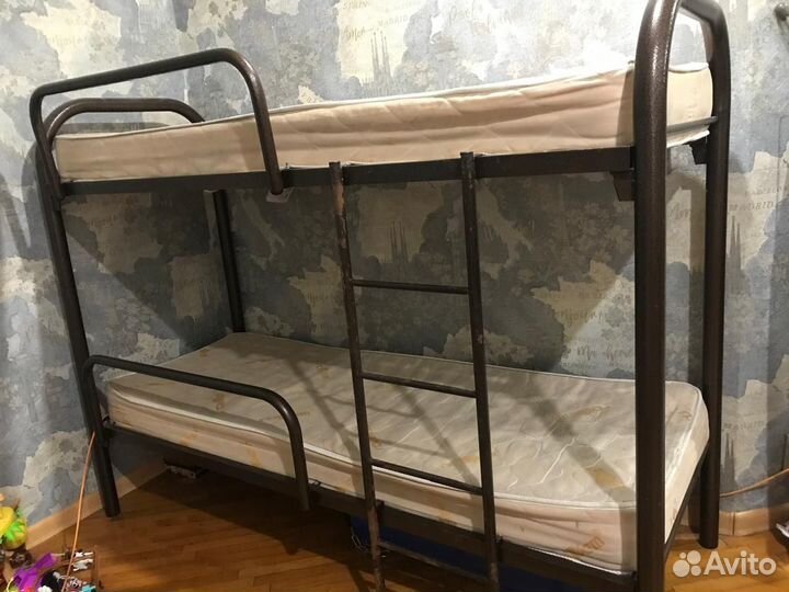 Кровать двухьярусная металлическая с матрасами