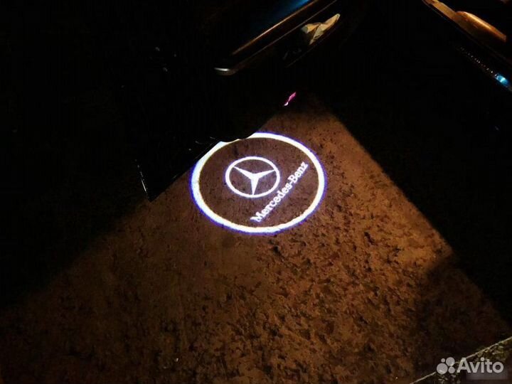 Проекция Mercedes в штатное место