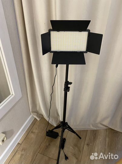 Видеосвет на штативе мощная