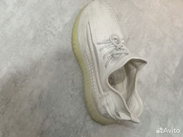 Кроссовок белого цвета, 39 размер