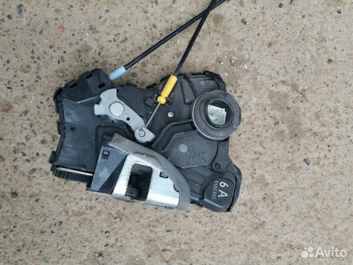 Замок двери передний правый Toyota Auris 2008