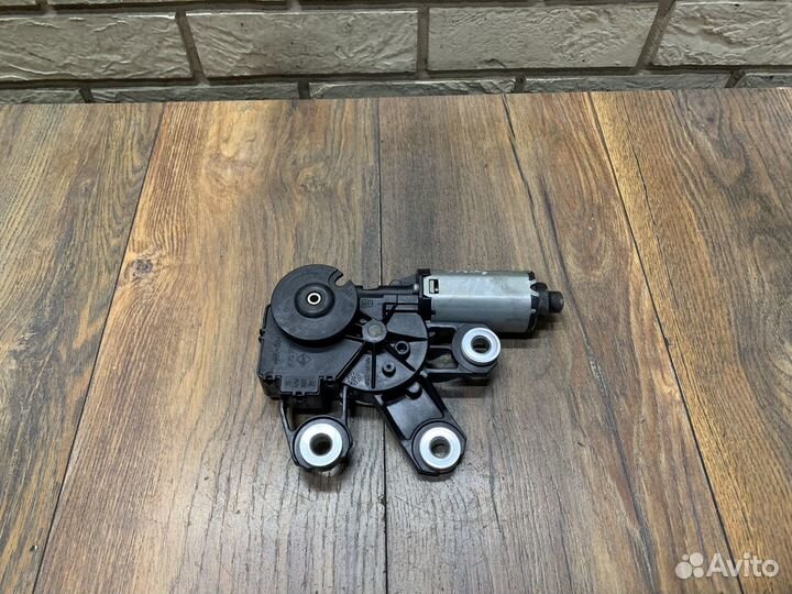 VW Touareg 1й Моторчик стеклоочистителя задний