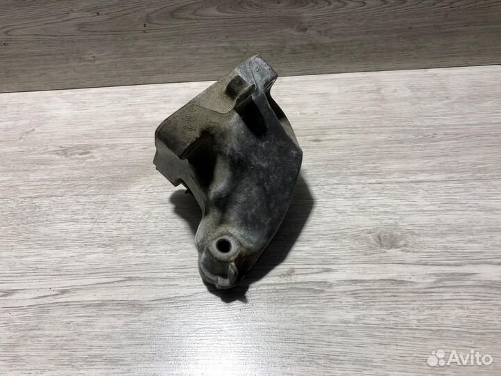 Кронштейн двигателя правый Mercedes OM642