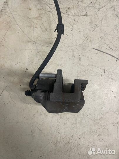 Суппорт тормозной передний левый Toyota Prius