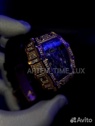 Бомбезные часы Richard Mille с камнями swarovski