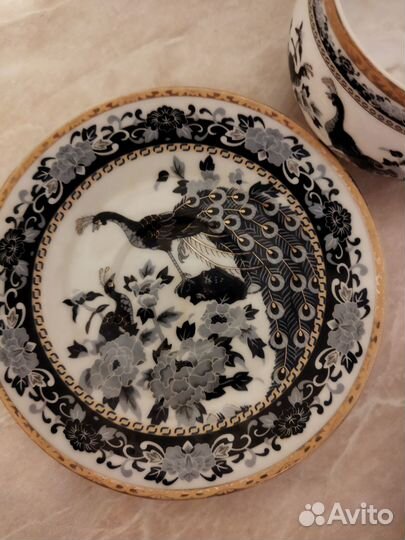 Фарфоровая чашка с блюдцем